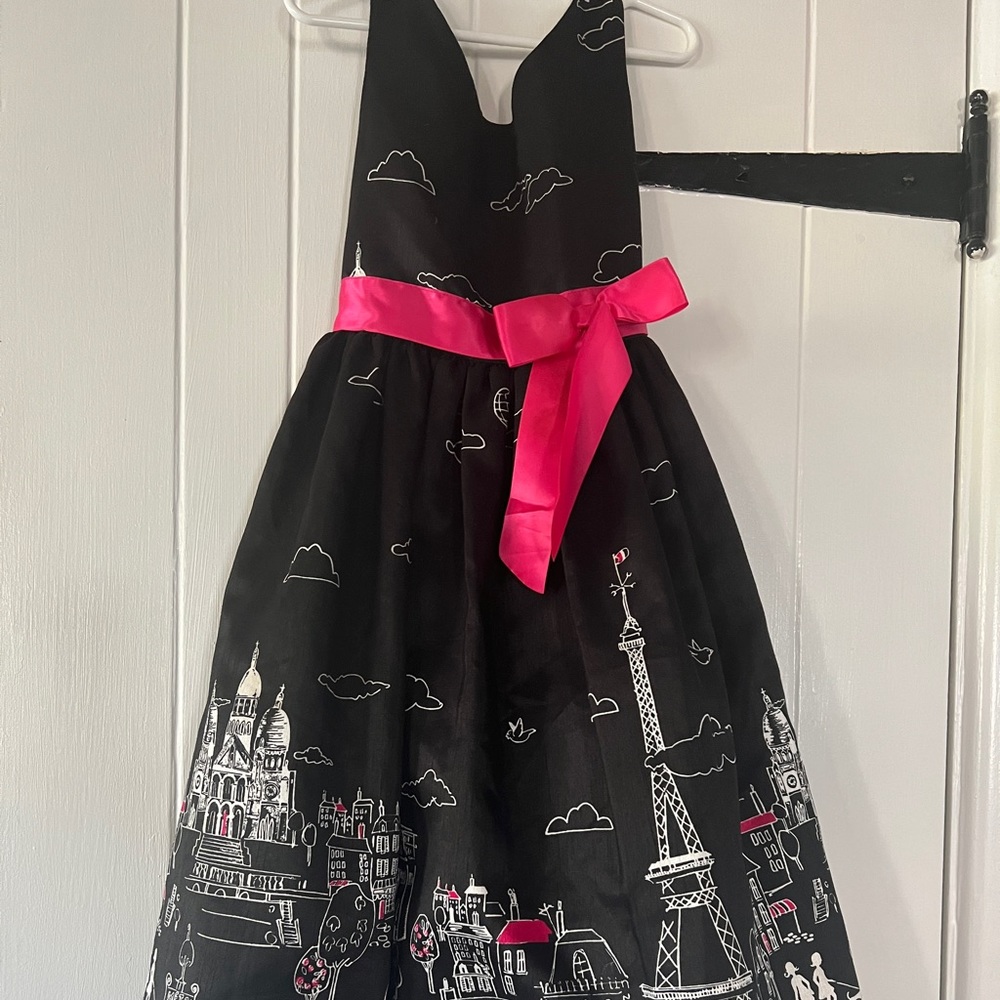 This dress is beyond adorable. Paris scene.